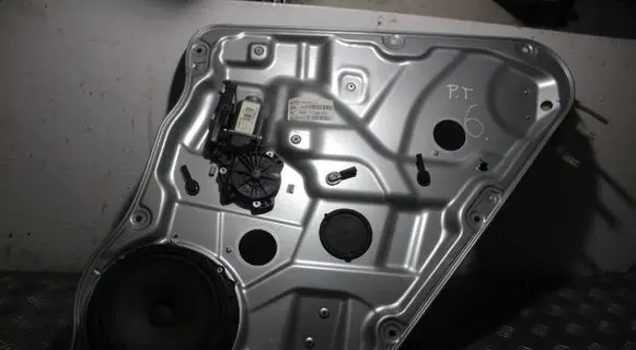 Rear door manual window regulator