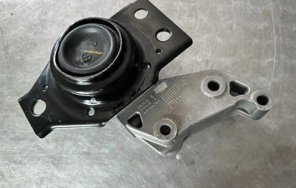 Nissan Qashqai Engine mount bracket F6036100 F6036130