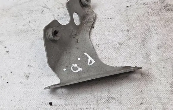 Audi Q7 4L Fender mounting bracket 4L0821136