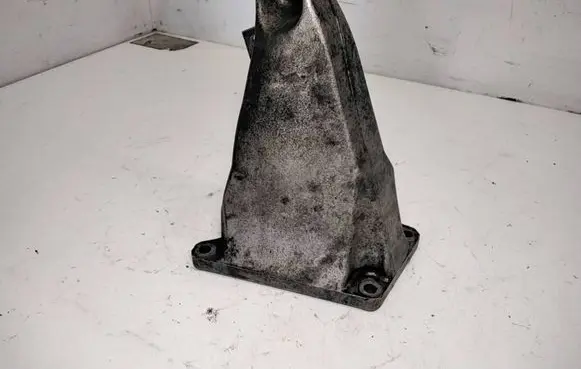 BMW 5 E39 Engine mounting bracket 6751582