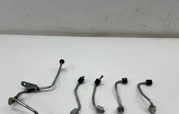 Toyota Hilux VIII Fuel injector supply line/pipe 