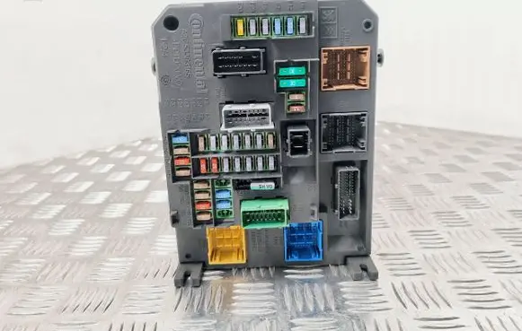 Peugeot 308 BSM Control unit 9806687880 S180204003B BSIQ0301