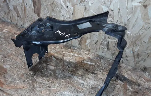 Headlight/headlamp mounting bracket