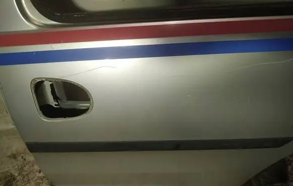 Rear door trim (molding)