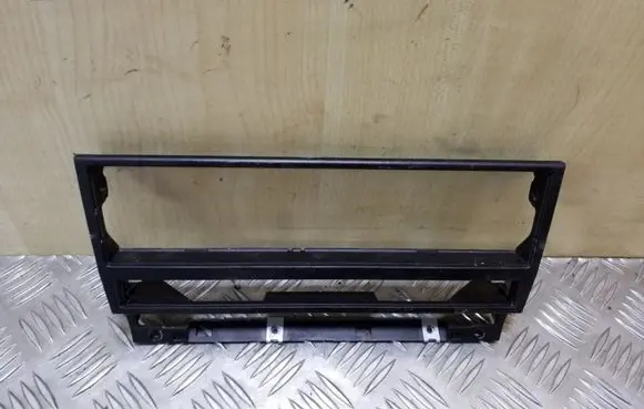 BMW 5 E39 Radio/GPS head unit trim 8247302