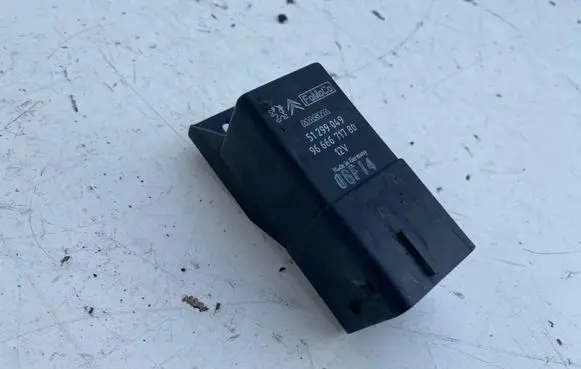 Volvo V40 Glow plug pre-heat relay 9666671780