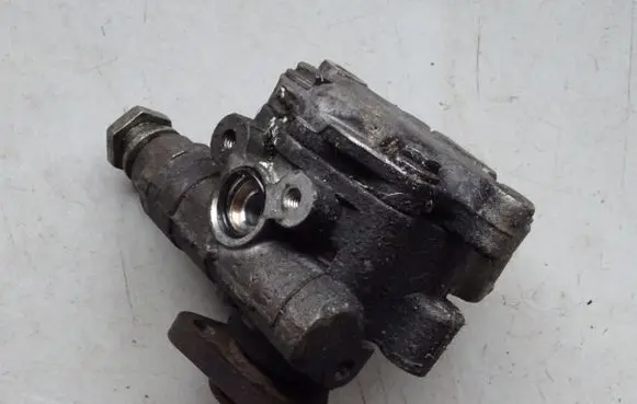 Volkswagen PASSAT B5.5 Power steering pump 8D01451770