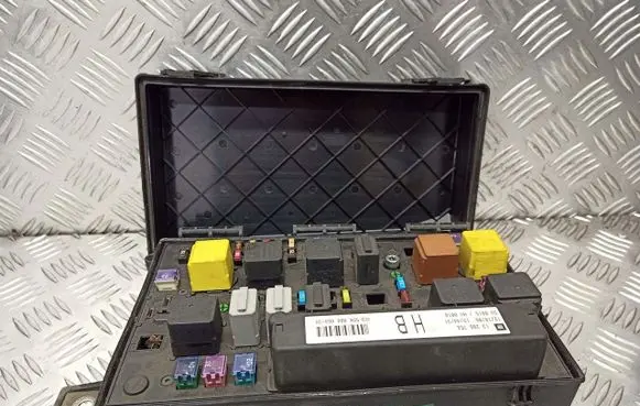 Opel Zafira B Fuse box cover 13206754