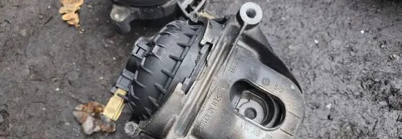 Audi Q7 4M Engine mount vacuum valve brak