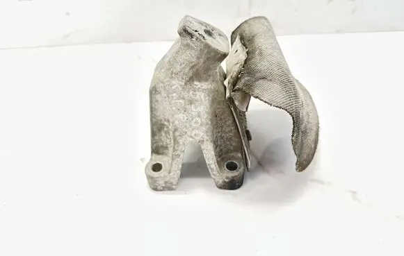 Engine mounting bracket