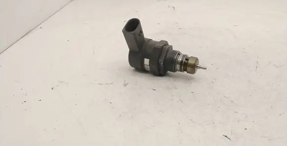 BMW 3 E46 Fuel pressure regulator 0281002481 20063997 161004