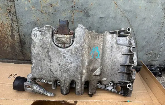 Volkswagen Touran I Oil sump 03G103603