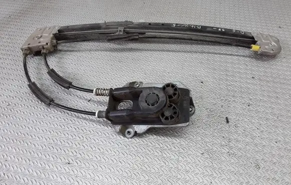 Rear door manual window regulator