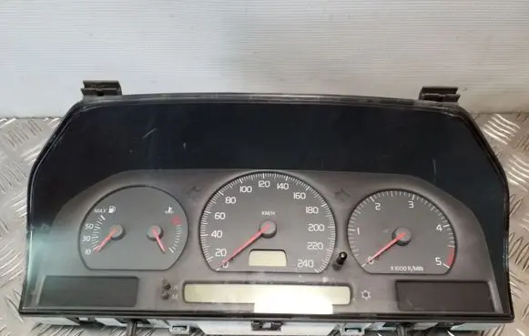 Volvo S70 V70 V70 XC Speedometer (instrument cluster) 9451530 9168144