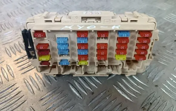 Nissan X-Trail T30 Fuse module A0517