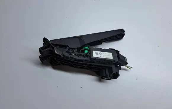 Volkswagen PASSAT B6 Accelerator throttle pedal 1K1723503L 6PV00860001