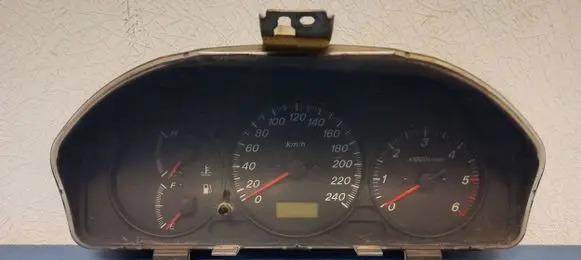 Mazda 626 Speedometer (instrument cluster) GG3DA