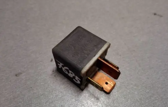 Volkswagen PASSAT B4 Other relay 191937503
