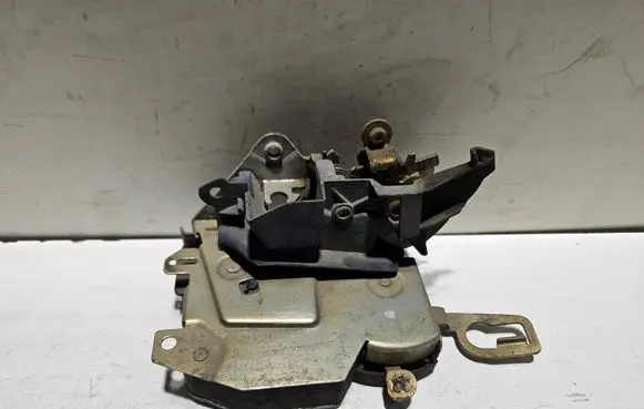 BMW 3 E36 Front door lock 8122203