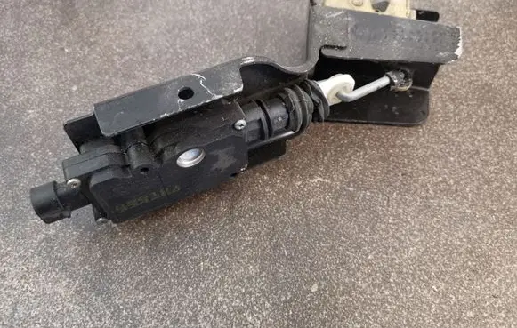 Citroen C5 Tailgate window lock/catch/latch 334250