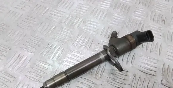 Volvo V70 Fuel injector 30777526