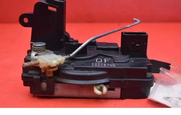Opel Astra H Front door lock 13210748QF