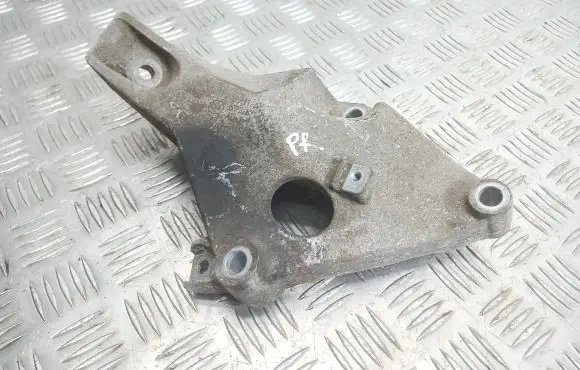 BMW 1 E82 E88 Engine mounting bracket 6775041