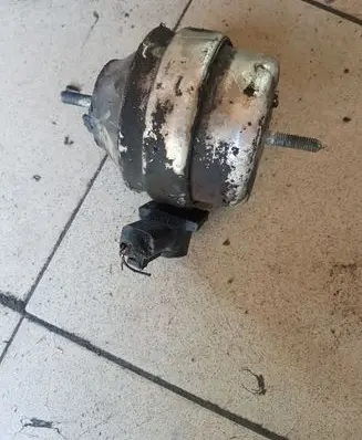 Volkswagen PASSAT B6 Engine mount bracket