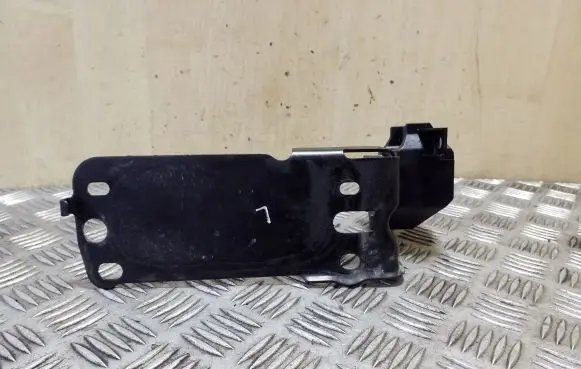 BMW X1 E84 Radiator mount bracket 51647117811 7117811 7591647