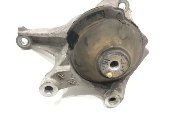 Engine mount vacuum valve