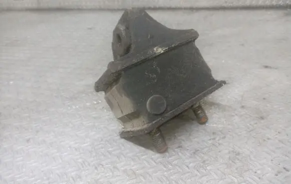 Volkswagen II LT Engine mount bracket