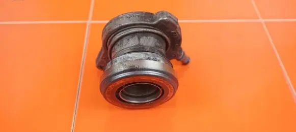 Jaguar XE Clutch slave cylinder 19MB13