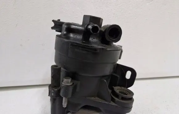 Peugeot 308 Fuel filter housing 