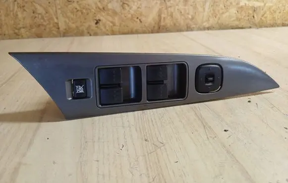 Mazda 3 I Wing mirror switch BJOE66600 19042006 03200320