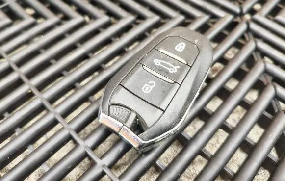 Opel Mokka B Ignition key/card 9837113180 E437123