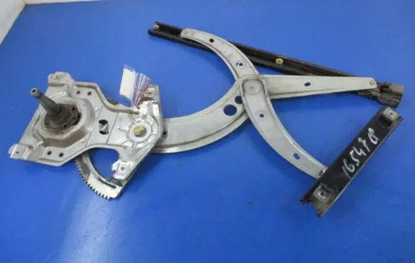 Volkswagen PASSAT B4 Front door window regulator with motor