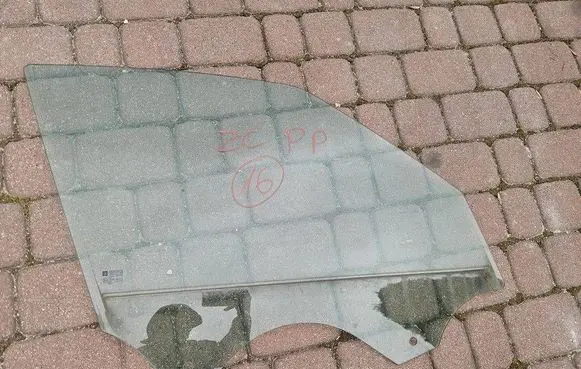Opel Zafira C Front door window glass four-door