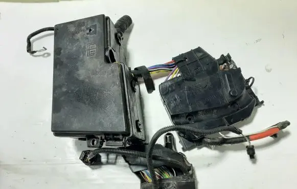 Ford Focus Fuse module AV6T14A067AB BV6T14K733