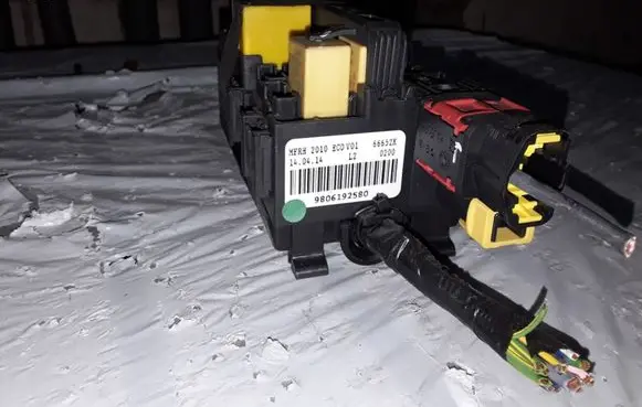 Peugeot 208 Fuse module 9806192580