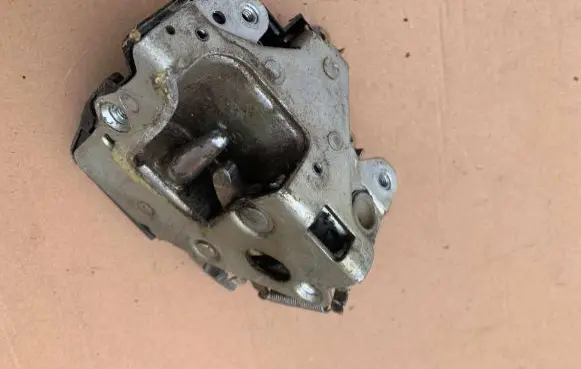 Mercedes-Benz W123 Front door lock 1237230108
