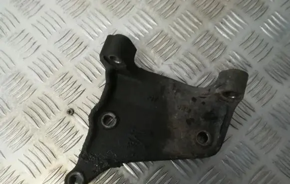 Toyota RAV 4 (XA20) Engine mounting bracket