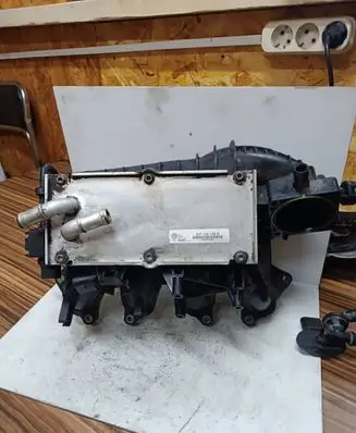 Volkswagen Golf VI Intake manifold 03F145749B