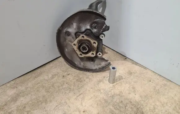 Rear wheel hub spindle/knuckle