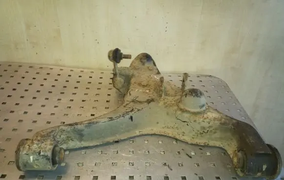 Mitsubishi Pajero Front lower control arm/wishbone