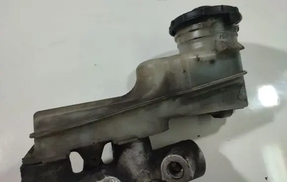 Honda FR-V Brake fluid reservoir 