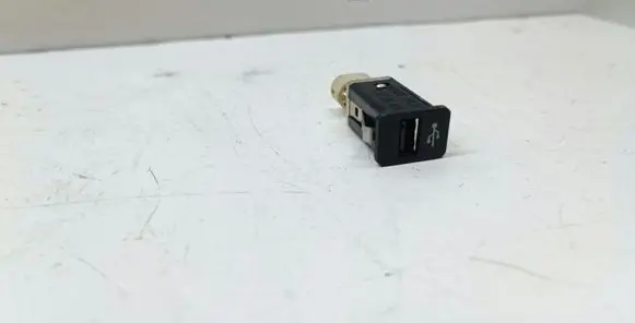 BMW 3 E92 E93 USB socket connector 9167196 61319167196