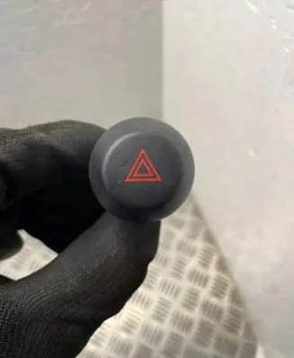Toyota RAV 4 (XA30) Hazard light switch 15b060