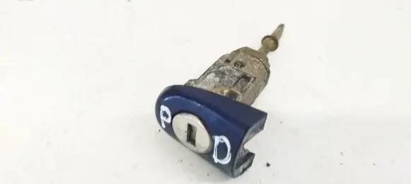 Volkswagen Golf IV Front door lock (next to the handle) 