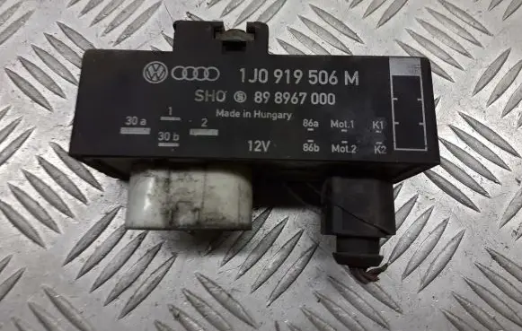 Volkswagen Polo Coolant fan relay 1J0919506M
