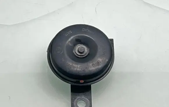 Toyota RAV 4 (XA50) Horn signal M613130 100933 MMB01030H